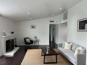 Cozy 3 bedroom residential home in Woodland Hills!